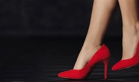 Ateşli Dokunuş: Kırmızı Topuklu Ayakkabılarla Cesur Stil