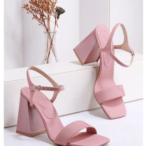 Bantın Büyüsü: Minimalist Tasarımlı Topuklu Ayakkabılar - Zarif Adımlar Bantın Büyüsü: Minimalist Tasarımlı Topuklu Ayakkabılar