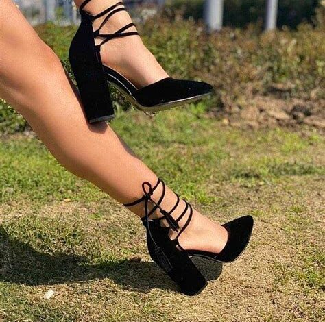 Gece Siyahı: Derin ve Etkileyici Siyah Topuklu Ayakkabılar