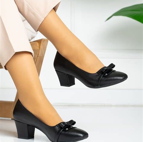 Klasik Bağcık Dokunuşu: Zamansız Topuklu Ayakkabılar