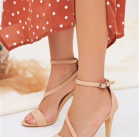 Zarif Bant Dokunuşu: İnce Bantlı Topuklu Ayakkabılarla Minimal Şıklık